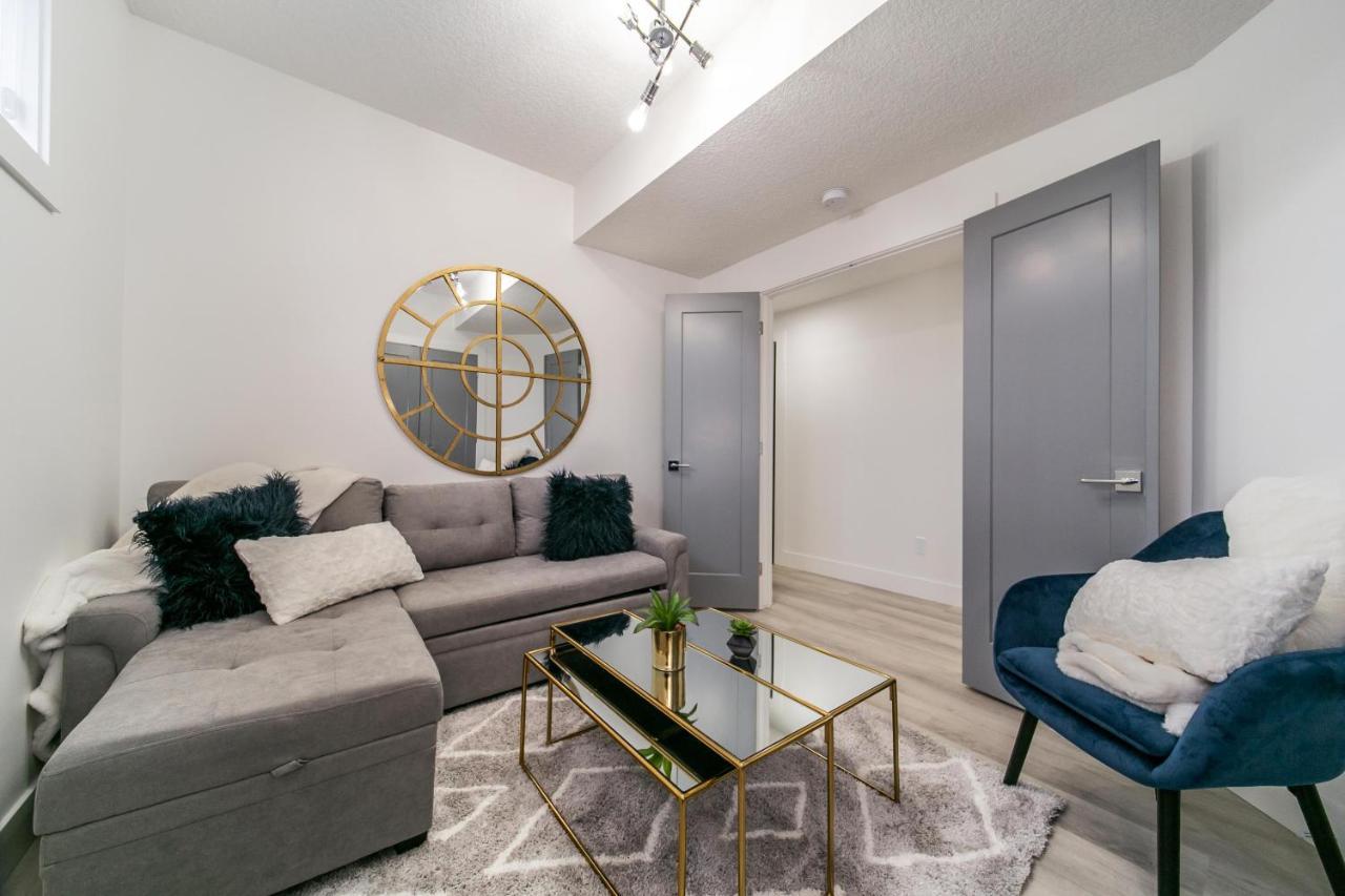 Bright Modern Home - King Bed - Free Parking - Fireplace - Fast Wi-Fi - Free Netflix Edmonton Exterior foto